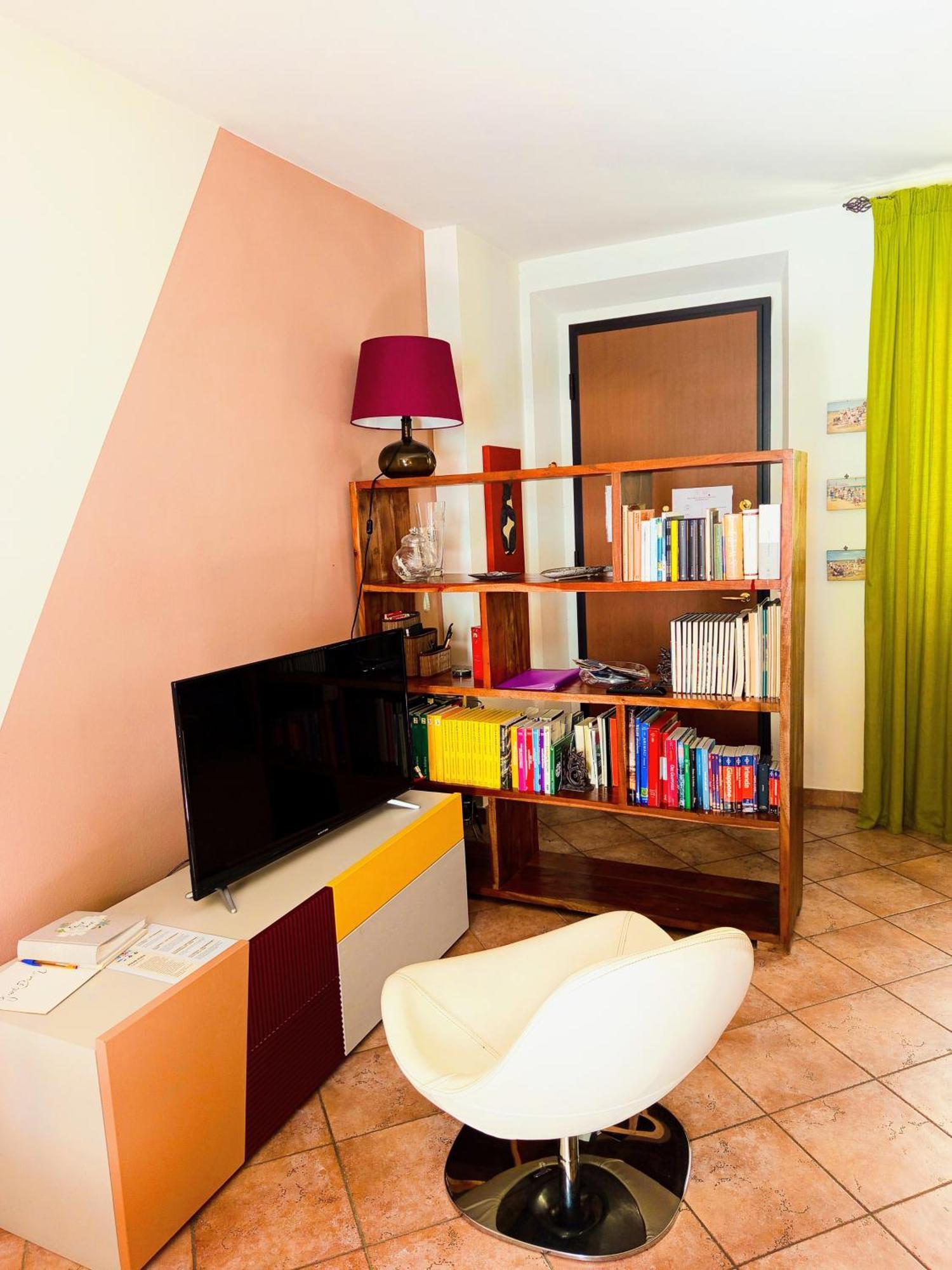 Apartment House Nubia, San Frediano, Near Ponte Vecchio, With Free Private Parking Lot
